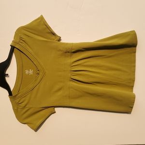 SHORT SLEEVED MATERNITY SHIRT. SIZE SMALL